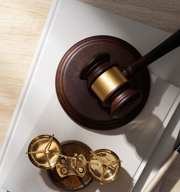 Mazo y balanza representando la justicia