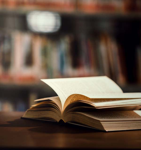 Libro abierto en una librería